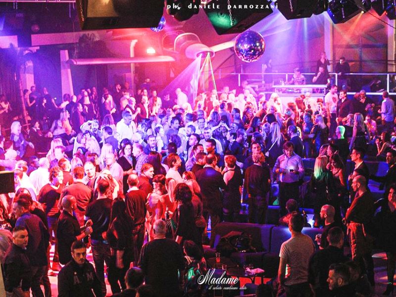 discoteca magika locale spazioso con salotto gratis gratuito