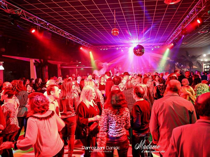 discoteca magika spoltore locale con appese macchine aerei al soffitto