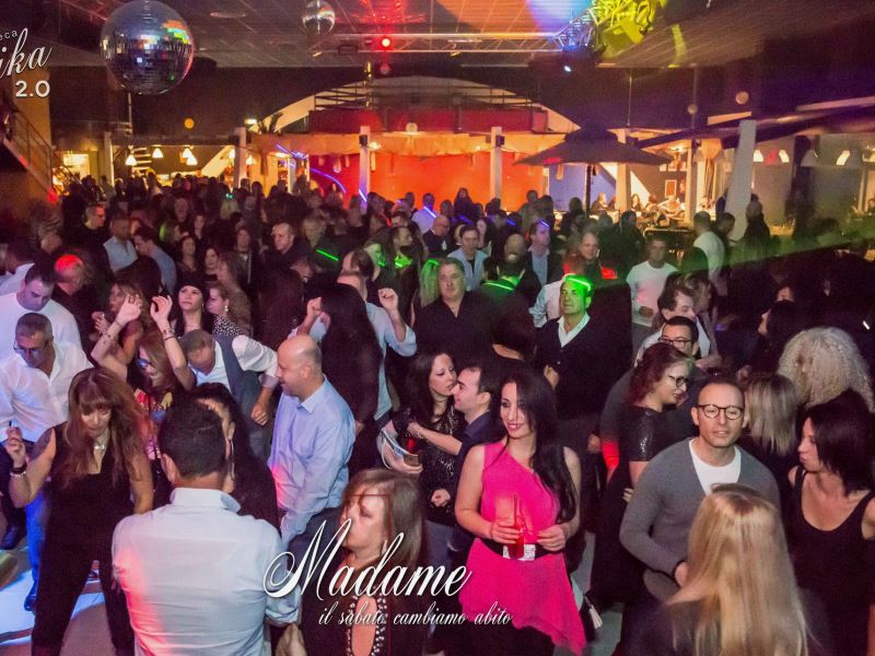 discoteca magika foto della console di gente che balla