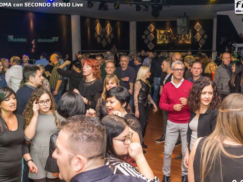 discoteca momà luogo di ritrovo ballare con gli amici