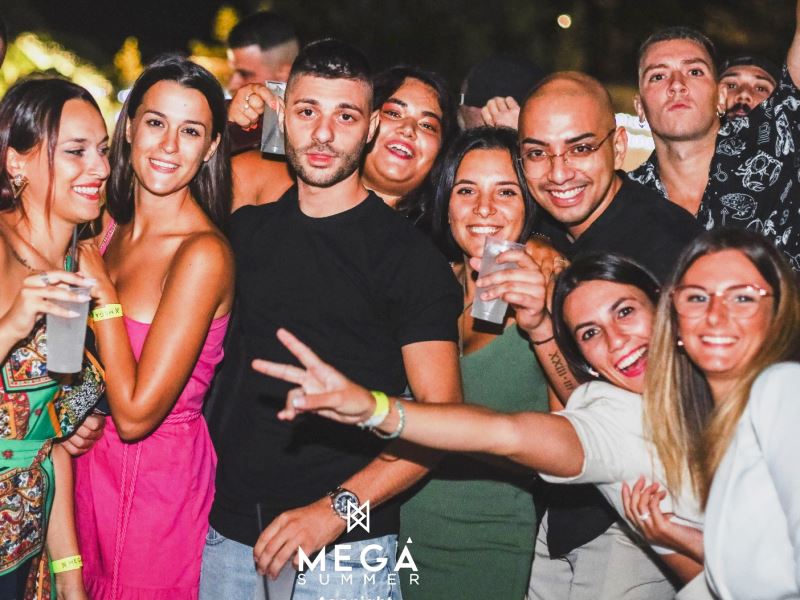 gruppo amici a pescara party con cena e discoteca