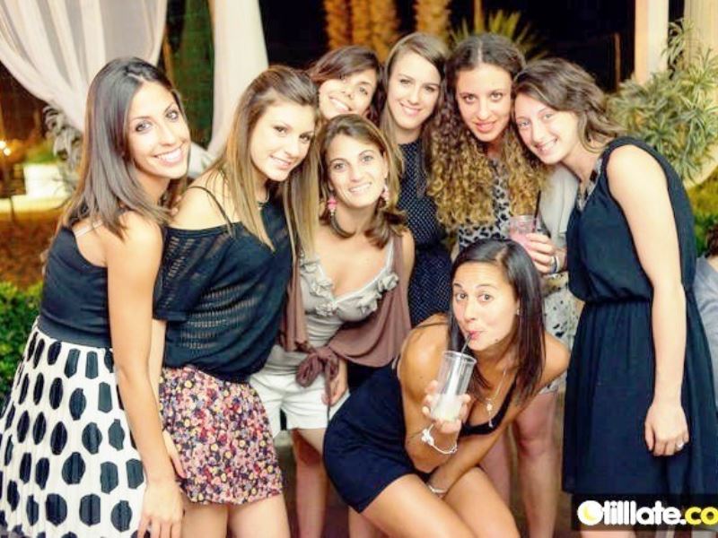 nettuno beach club ragazze in posa foto ricordo
